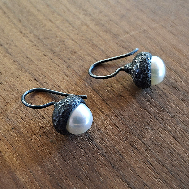 925 Zwart Zilveren Forest oorbellen met zoetwater Parel. Zilveren oorbellen geïnspireerd door een Eikeltje. Handgemaakt door Goudsmederij Goedbloed.