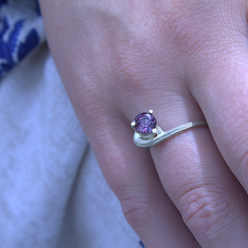 Gouden a-symmetrische organisch solitaire ring met aubergine kleurige Spinel duurzaam en natuurlijk ontwerp handgemaakt door Goudsmederij Goedbloed foto op model