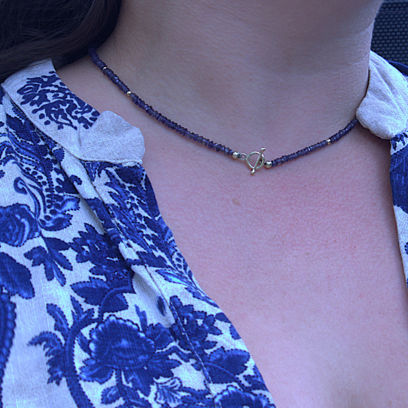 Gouden luxe collier met facet geslepen ioliet sportief klassiek met kapittelsluiting handgemaakt onwerp door Goudsmederij Goedbloed foto op model