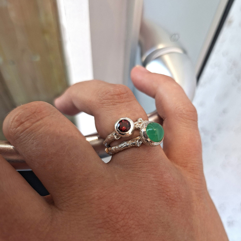 Zilveren Forest eik ringen met diverse edelstenen op model gefotograveert. Duurzaam en handgemaakt in atelier van Goudsmederij Goedbloed