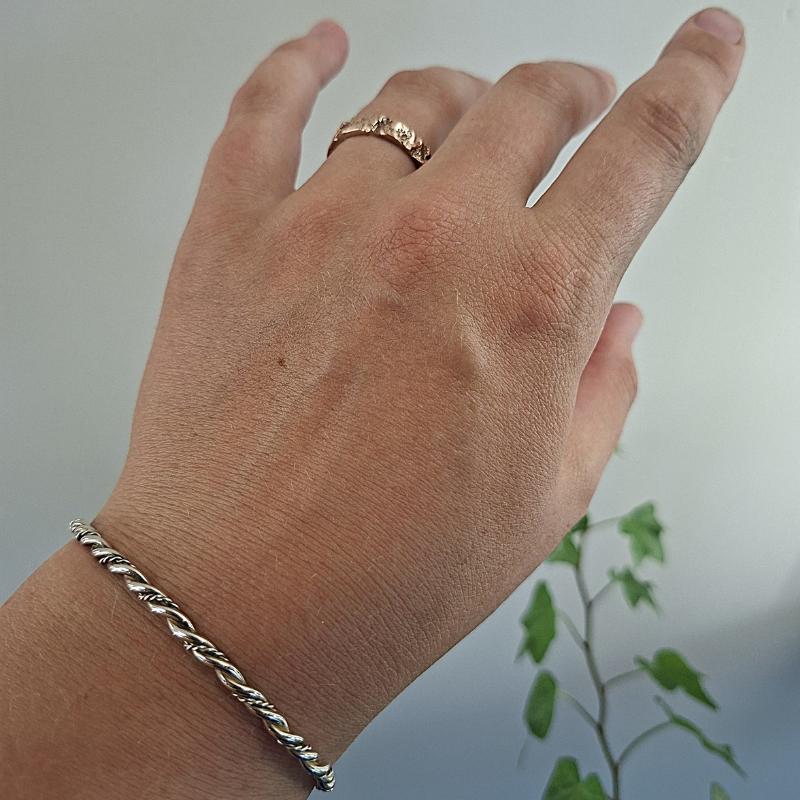 Zilveren getorste viking armband uit de Dragonstail collectie van Goudsmederij Goedbloed foto op model