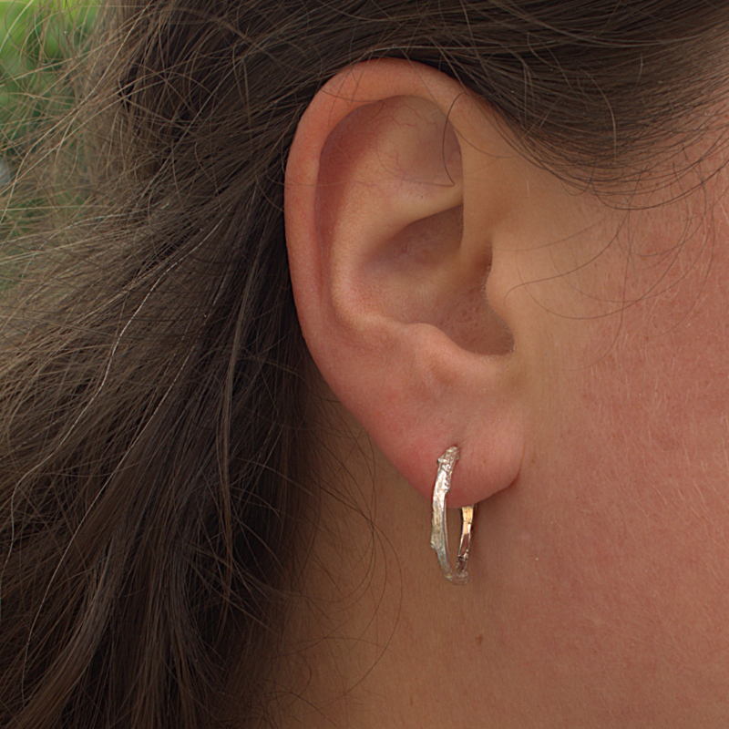 Zilveren tak creolen oorstekers minimalistisch eiken design. natuurlijk en organisch ontwerp ambachtelijk gemaakt door Goudsmederij Goedbloed foto op model