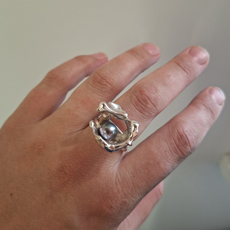 Zilver 925 ring met gegoten uniek Lava element met daarin een zoetwaterparel. 100% uniek. Handgemaakt door Goudsmederij Goedbloed foto op model
