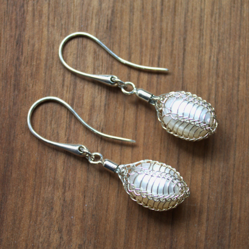 925 Zilveren Dragonstail oorbellen met witte zoetwater Parels. Oorbellen gemaakt met een oude techniek. handgemaakt door Goudsmederij Goedbloed.