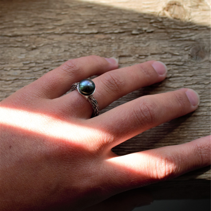 Geweven zilveren ring met een donker groene parel uit de Dragonstail collectie van Goudsmederij Goedbloed