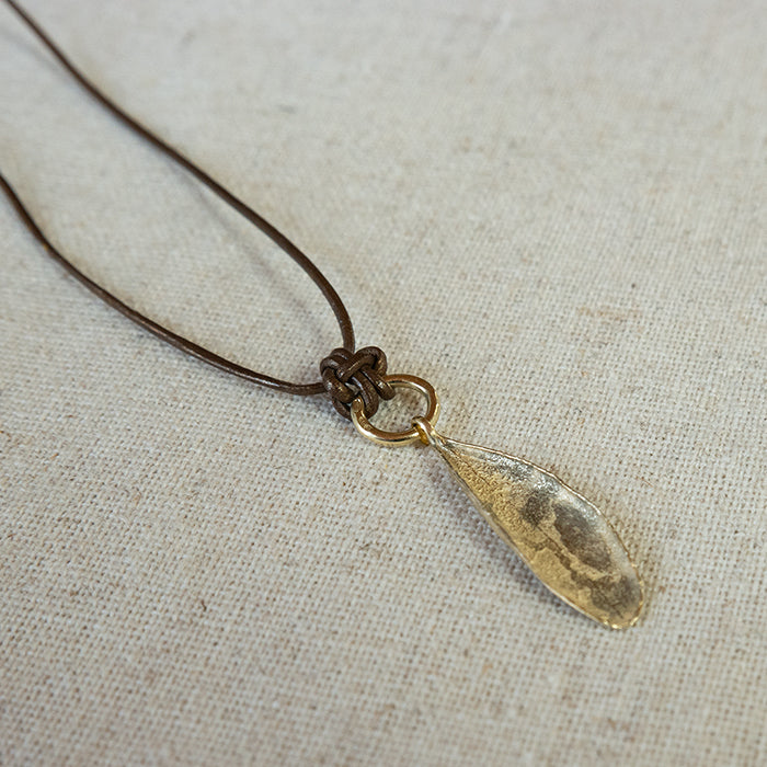 14k geelgouden hanger van een olijfblad. Gouden hanger uit de Forest collectie van Goudsmederij Goedbloed.