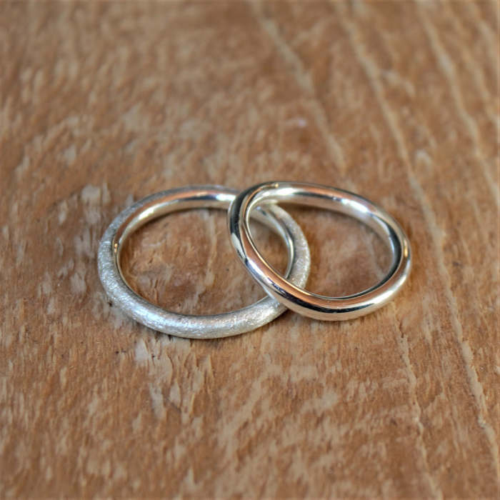 Klassieke trouwring van gesmeed van dik rond draad. Handgemaakt door Goudsmederij Goedbloed