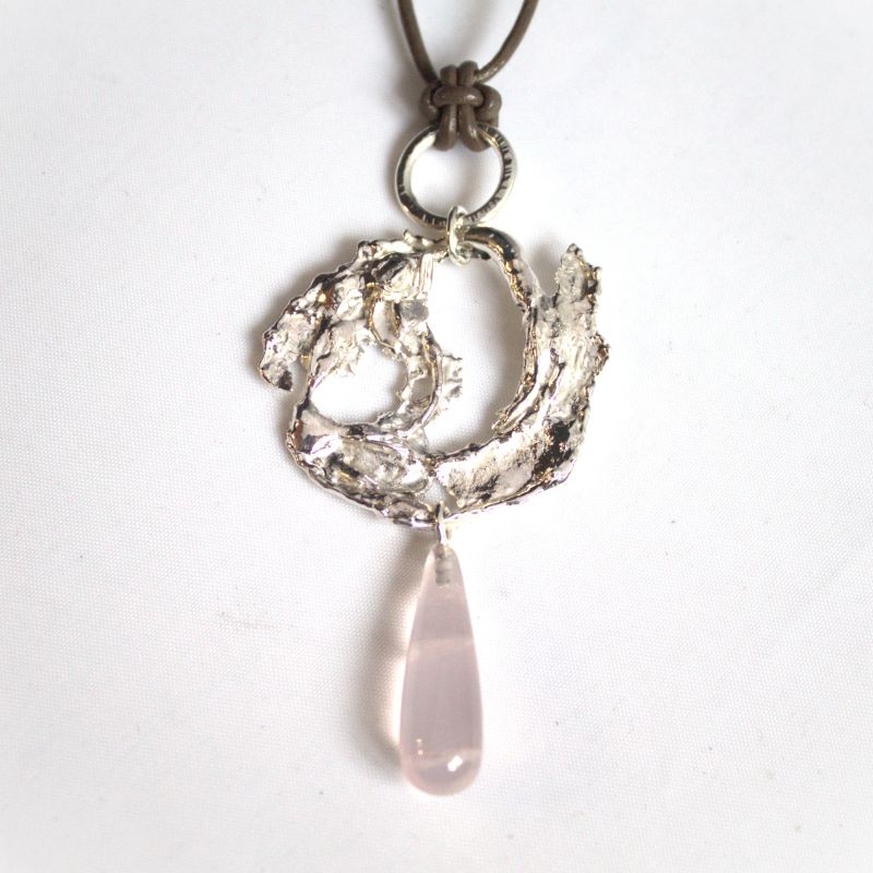 Gestolde vloeibare zilveren vormen en een druppelvormige Rozenkwarts duurzaam handgemaakt door Goudsmederij Goedbloed