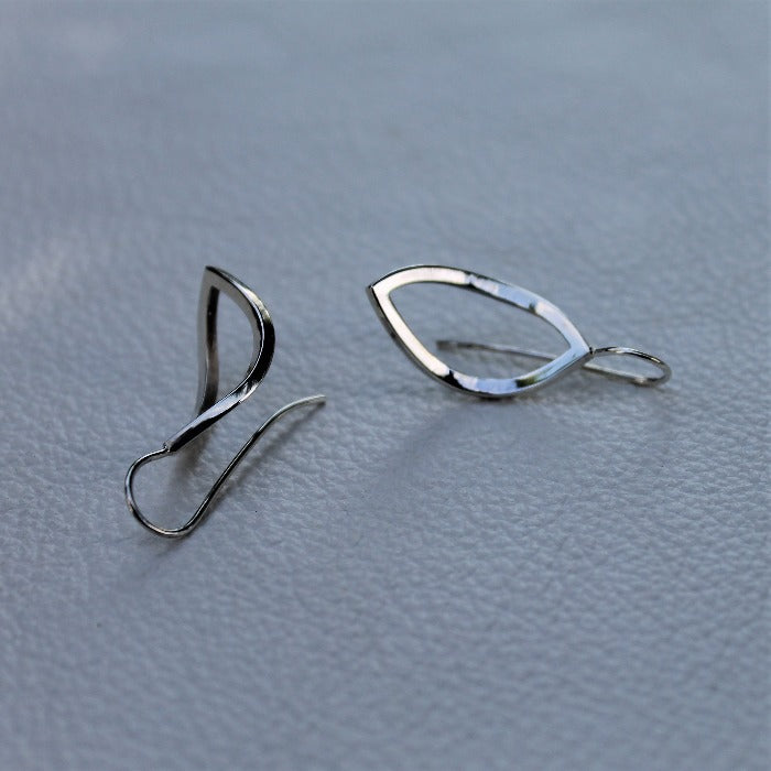 925 Zilveren oorhaken met geometrische bladeren. Zilveren oorbellen uit de Forest collectie van Goudsmederij Goedbloed.