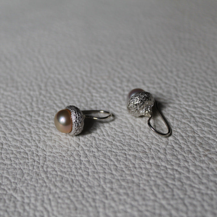 925 Zilveren Forest oorbellen met zoetwater Parel. Zilveren oorbellen geïnspireerd door een Eikeltje. Handgemaakt door Goudsmederij Goedbloed.