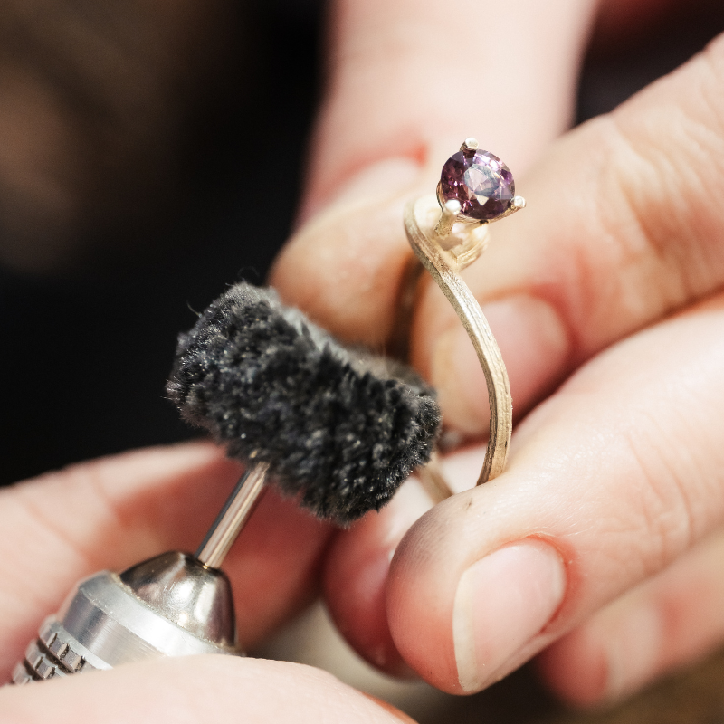 14K gouden Forest bamboe ring met Edelsteen. Gouden solitaire ring met een natuurlijk textuur en een alternatieve 3 pootzetting Handgemaakt en duurzaam uit Forest collectie van Goudsmederij Goedbloed