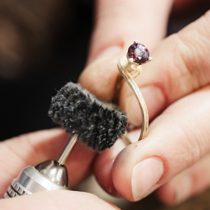 14K gouden Forest bamboe ring met Edelsteen. Gouden solitaire ring met een natuurlijk textuur en een alternatieve 3 pootzetting Handgemaakt en duurzaam uit Forest collectie van Goudsmederij Goedbloed