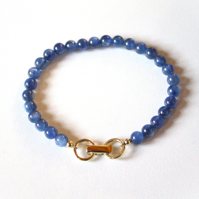 Gouden armband met stoere sluiting en rond geslepen Kyanieten. Zowel voor dames als heren. Sportief duurzaam ontwerp en handgemaakt door Goudsmederij Goedbloed