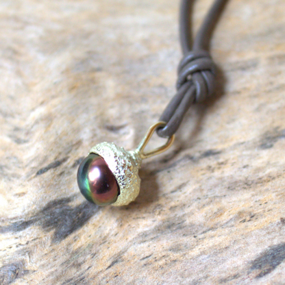 Gouden eik hanger met een prachtige zwarte parel. Organisch sieraad ontwerp is handgemaakt door Goudsmederij Goedbloed