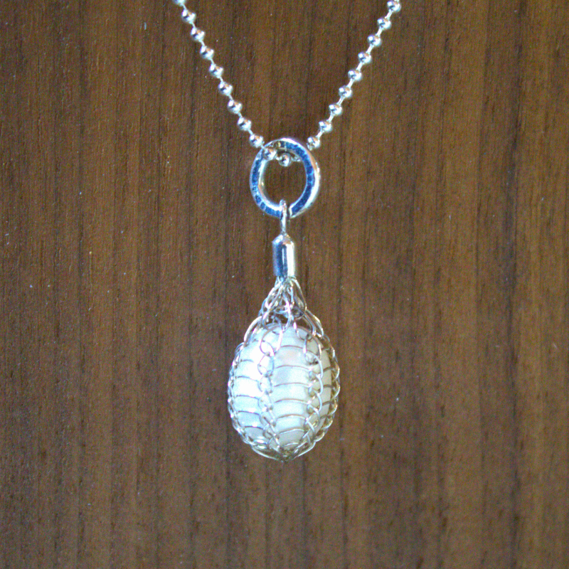 925 Zilveren Dragonstail hanger met witte zoetwater parel. Handgeweven zilveren hanger uit de Dragonstail collectie van Goudsmederij Goedbloed