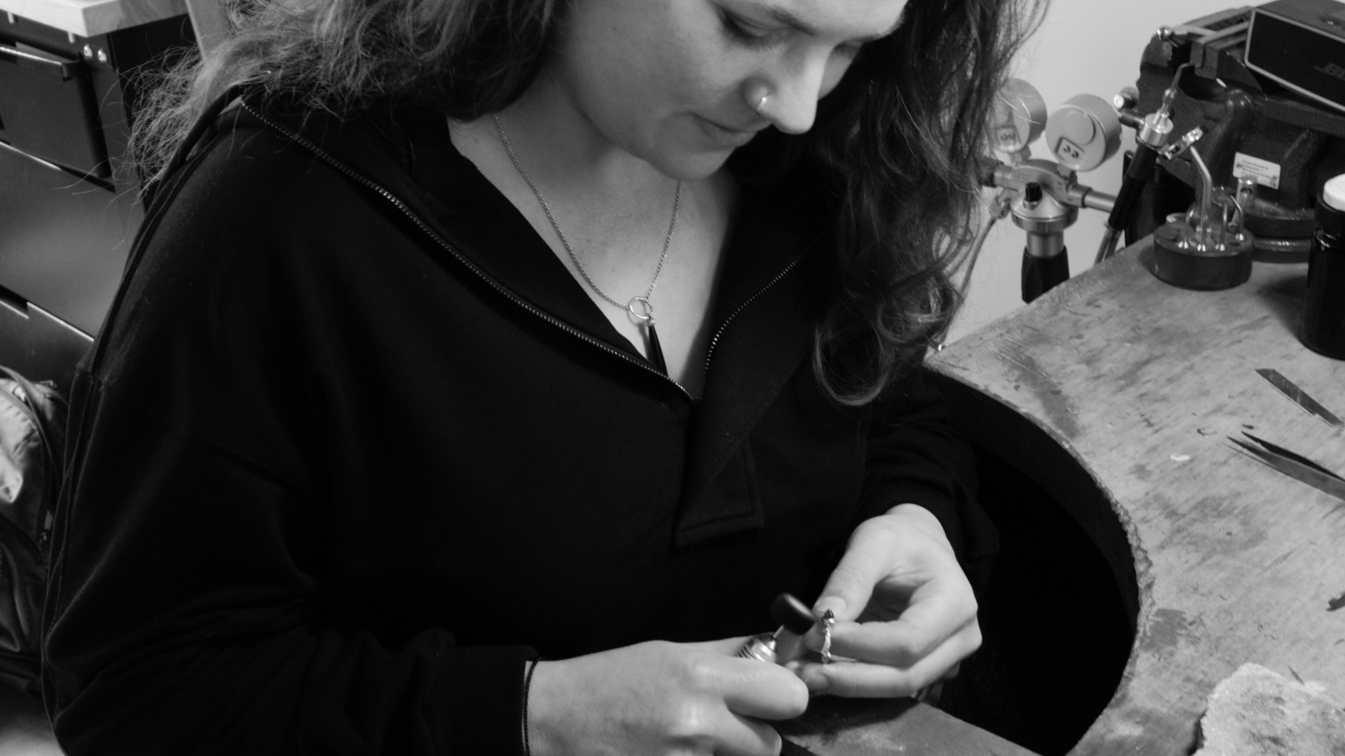 Gouden en zilveren handgemaakt sieraden achter de werkbank. De goudsmid Inge Goedbloed.