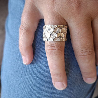 Brede honingraat textuur ring van wit zilver 925 foto op model handgemaakt door Goudsmederij Goedbloed