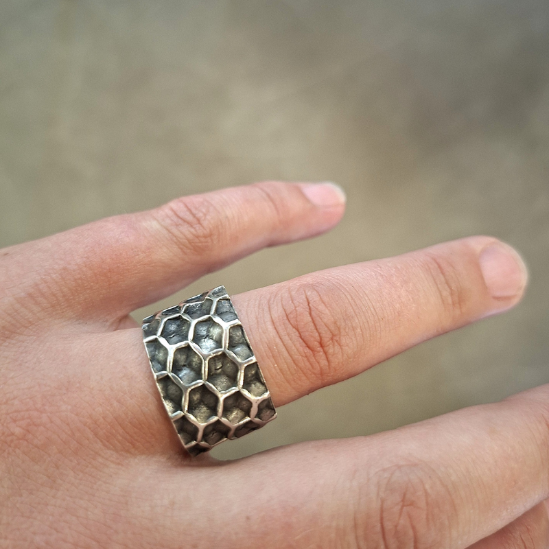 Brede honingraat textuur ring van wit en zwart  geoxideerd zilver 925 foto op model handgemaakt door Goudsmederij Goedbloed