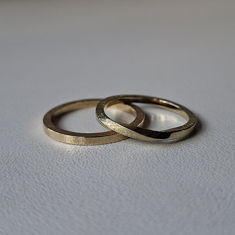 Klassieke minimalistische trouwringen met een vierkante band, eventueel met een twist. Eenvoudige elegante relatieringen van 14 of 18 karaat goud handgemaakt design door Goudsmederij Goedbloed