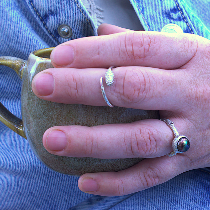 Zilveren forest ringen handgemaakt organisch ontwerp foto op model door Goudsmederij Goedbloed