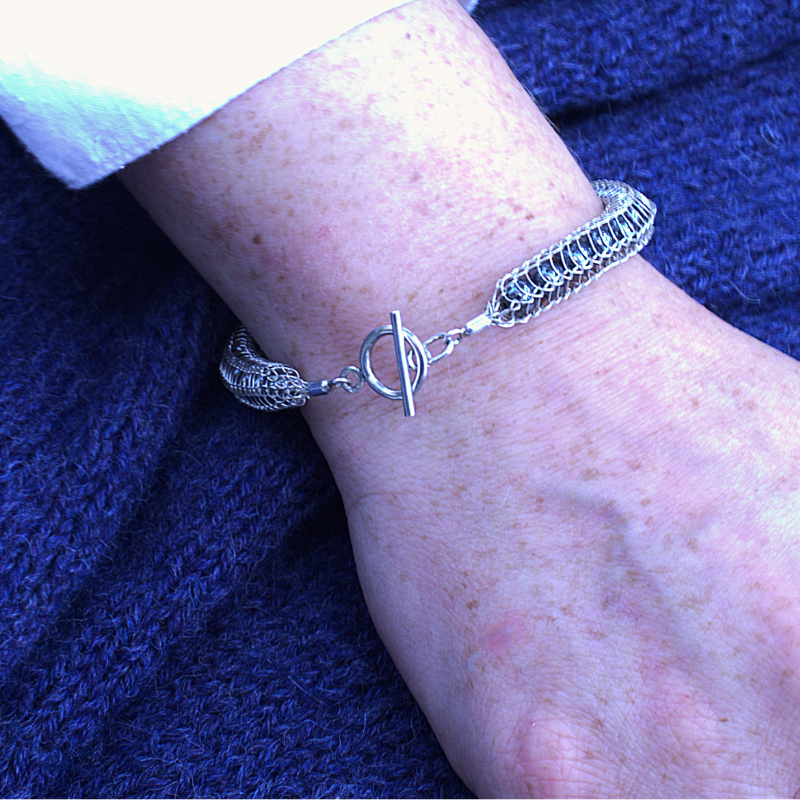 Zilveren geweven dragonstail met Hematiet armband foto op model, handgemaakt door Goudsmederij Goedbloed