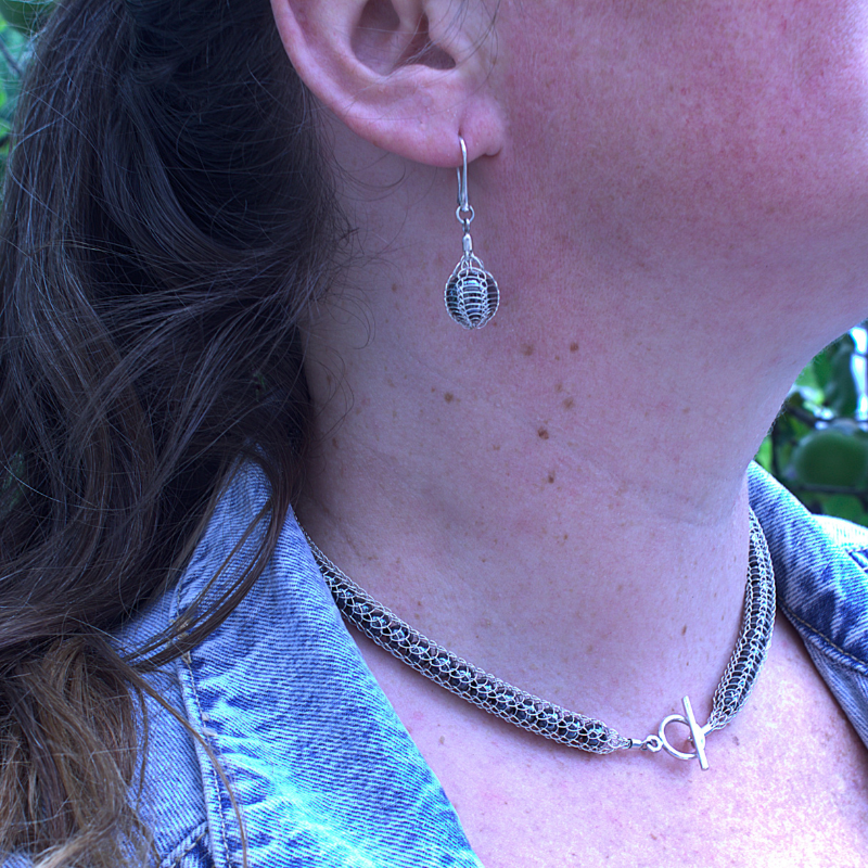 Zilveren geweven dragonstail met Hematiet sieraden foto op model, handgemaakt door Goudsmederij Goedbloed