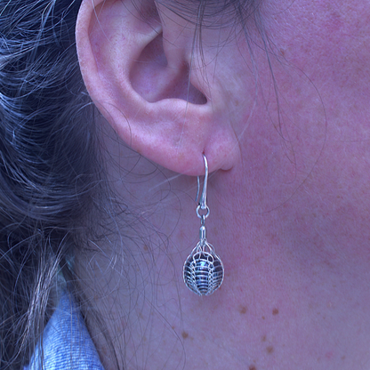 Zilveren geweven dragonstail met Hematiet oorbellen foto op model, handgemaakt door Goudsmederij Goedbloed