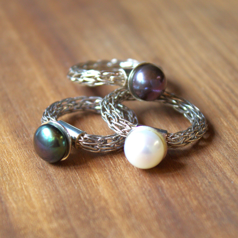 Dragonstail ringen geweven van zilver met parels handgemaakt in het atelier van Goudsmederij Goedbloed