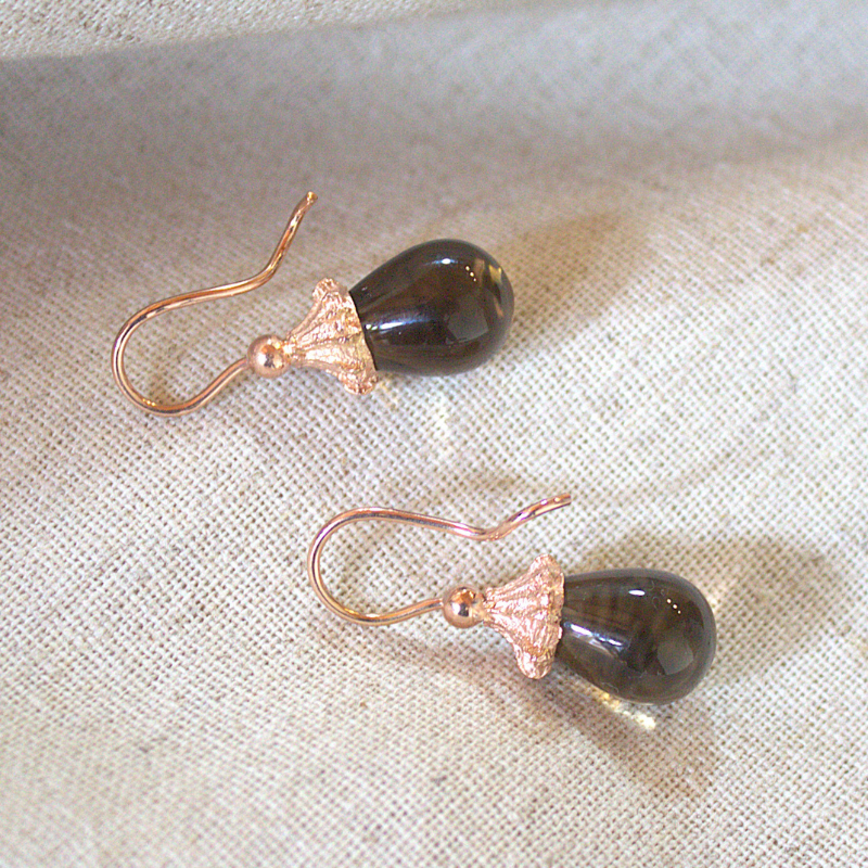 14K roodgouden oorhangers met gladgeslepen druppelvormige Rookkwarts. Handgemaakte design uit de Forest collectie van Goudsmederij Goedbloed.