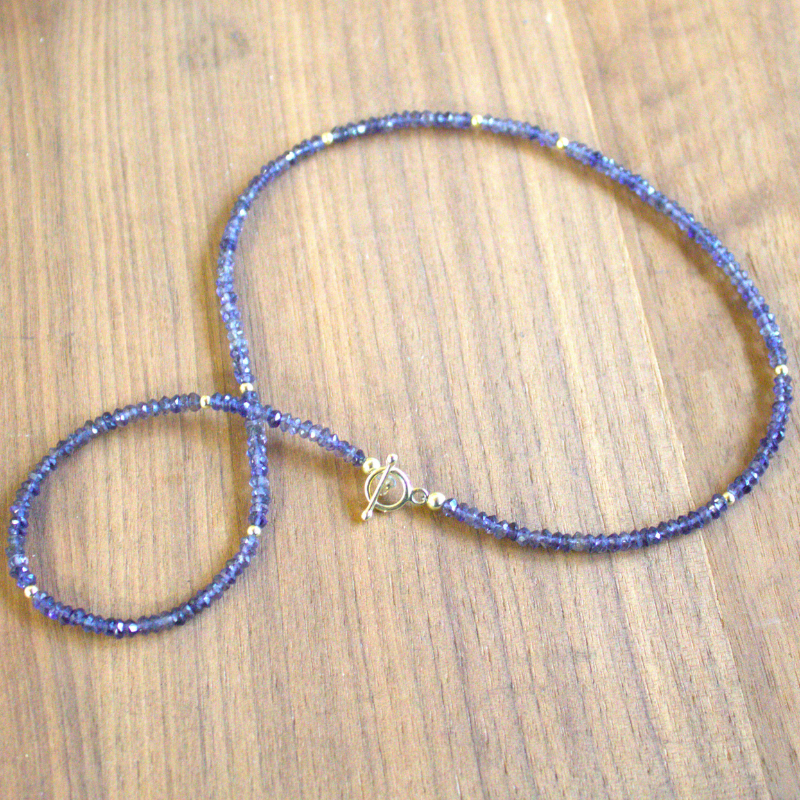 Geelgouden collier met kapittelsluiting van facetgeslepen Ioliet en fijne gouden balletjes handgemaakt door Goudsmederij Goedbloed