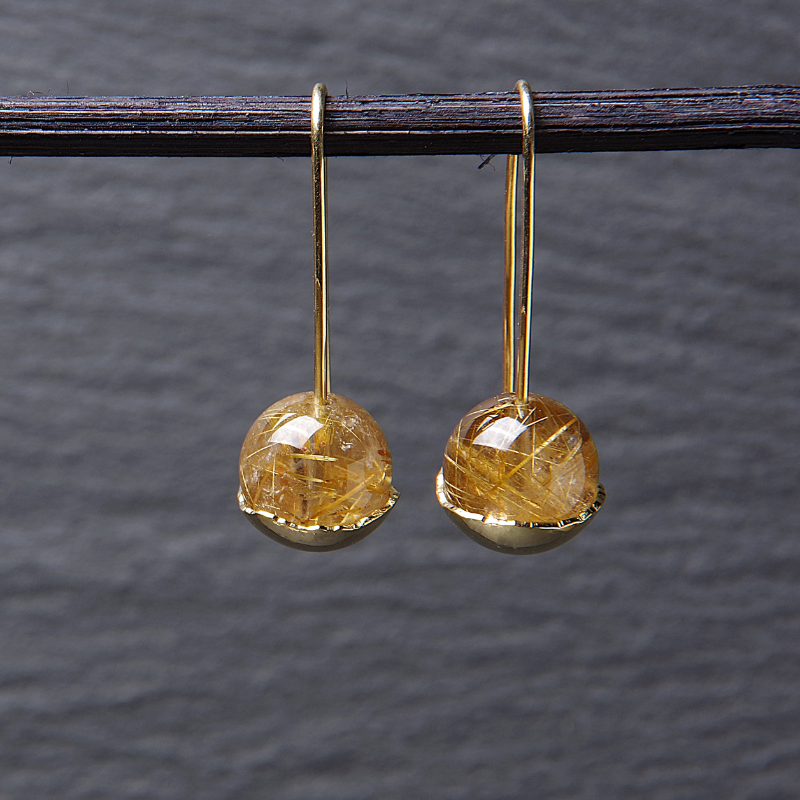 Lange gouden oorhaken met rutielkwarts in een kommetje. Handgemaakt door Goudsmederij Goedbloed