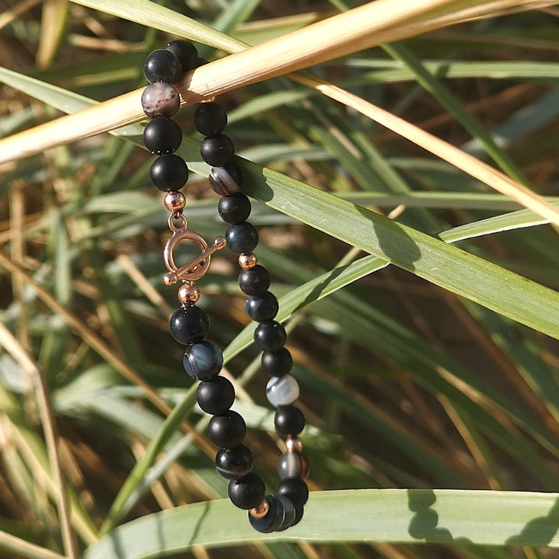 14 karaat gouden armband Raven met ronde gematteerde zwart onyx en gepolijste gemêleerde zwarte agaat, klassiek handgemaakt door Goudsmederij Goedbloed