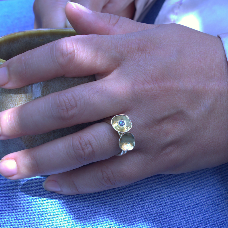 Foto op model van 2 14 karaat gouden klassieke reflection ringen waarvan eentje met een met een roosgeslepen diamant in het middenpunt. Handgemaakt en duurzaam design ontworpen door Goudsmederij Goedbloed