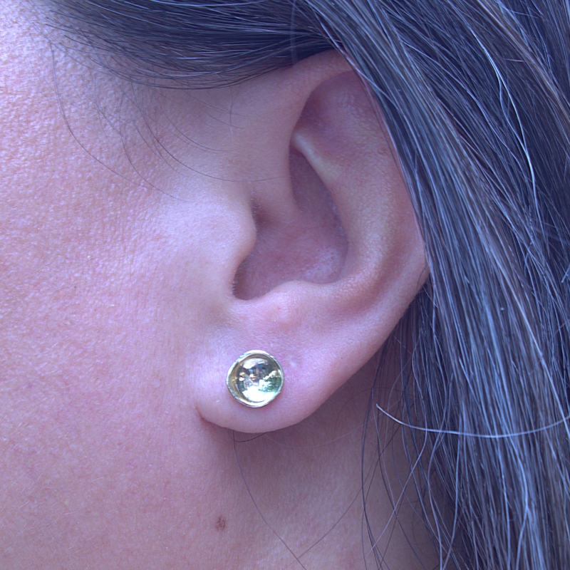 Gouden klassieke minimalischte kommetjes oorstekers handgemaakt duurzaam design door Goudsmederij Goedbloed foto op model