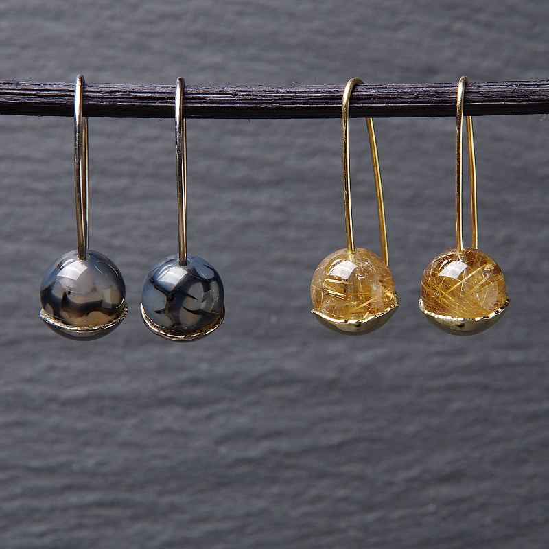 Lange gouden oorhaken met diverse rondgeslepen edelsteen in een kommetje. Handgemaakt design door Goudsmederij Goedbloed