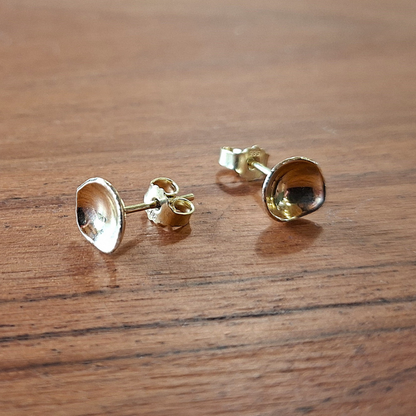 Gouden klassieke oorstekers van een minimalistisch gouden schaaltje met een organische rand. Duurzaam en handgemaakt ontwerp door  Goudsmederij Goedbloed