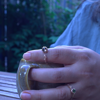 Een a symmetrische forest solitaire ring met eikentaktextuur en een zijwaartse zetting met een uniek geslepen 'gold' korund. exclusief design door Goudsmederij Goedbloed foto op model