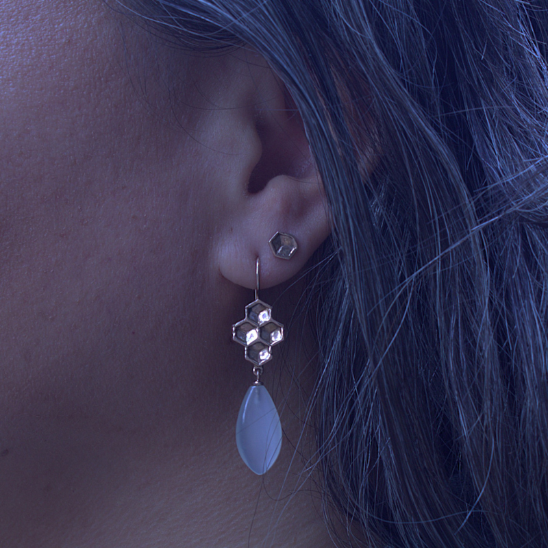 Lange gouden honey honingraat oorbellen geometrisch en organisch duurzaam design handgemaakt door Goudsmederij Goedbloed foto op model 