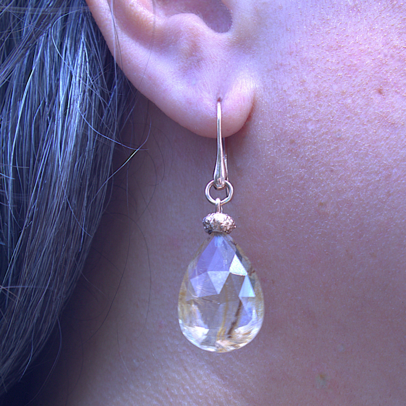 Unieke luxe roodgouden oorhaken met one of a kind facetgeslepen Rutielkwartsen. Uniek organisch design handgemaakt door Goudsmederij Goedbloed foto op model