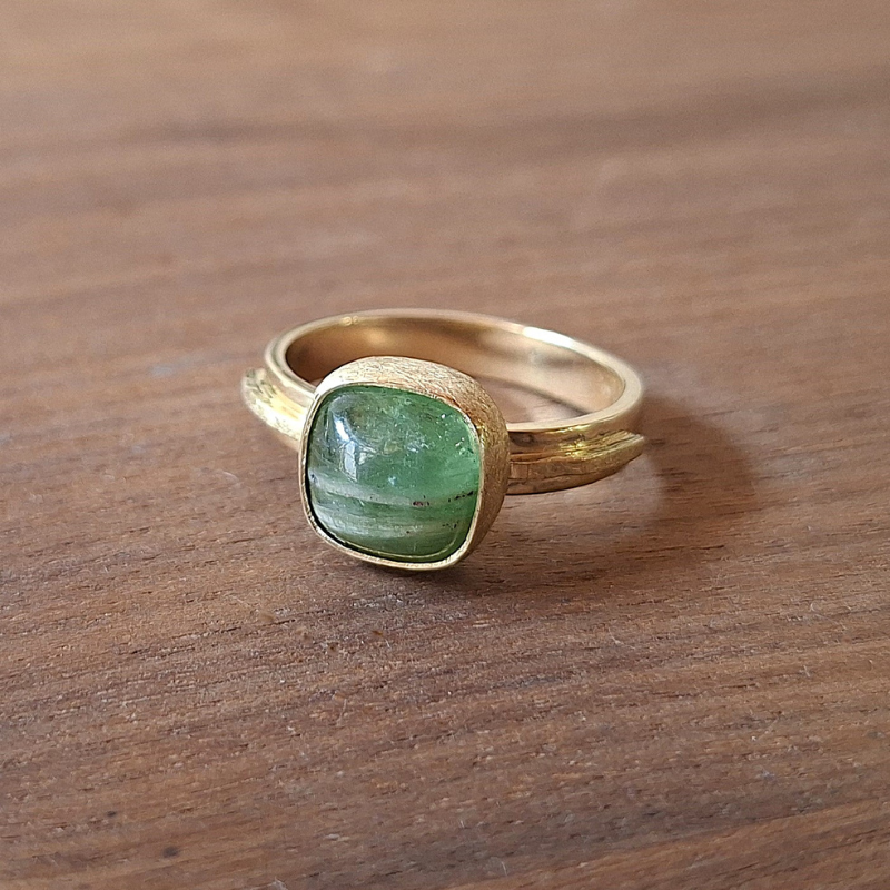 Een smeedring met een unieke antiek kussenvormige groene watermeloen Toermaline als kroonsteen gezet in een ijsgematteerde dichte zetting. handgemaakt door Goudsmederij Goedbloed 