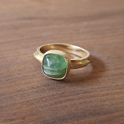 Een smeedring met een unieke antiek kussenvormige groene watermeloen Toermaline als kroonsteen gezet in een ijsgematteerde dichte zetting. handgemaakt door Goudsmederij Goedbloed 