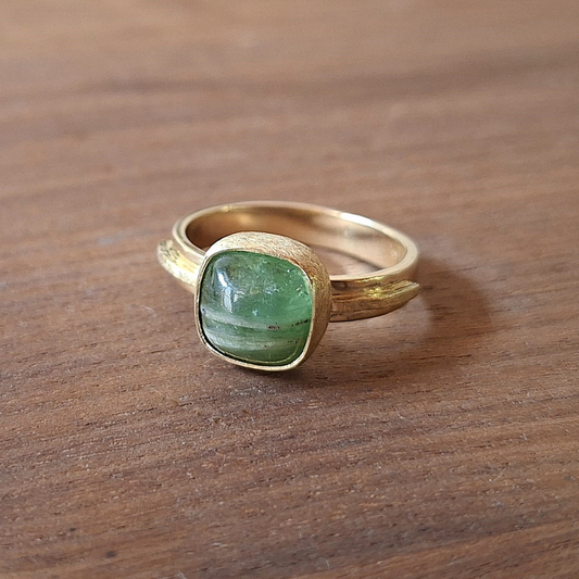 Een smeedring met een unieke antiek kussenvormige groene watermeloen Toermaline als kroonsteen gezet in een ijsgematteerde dichte zetting. handgemaakt door Goudsmederij Goedbloed 