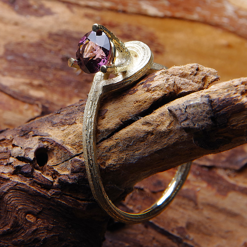 14K gouden Forest ring geïnspireerd door de textuur van bamboe met aubergine kleurige Spinel. Gouden solitaire ring met een natuurlijk uiterlijk. Handgemaakt design uit de Forest collectie van Goudsmederij Goedbloed