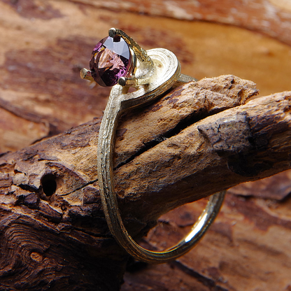 14K gouden Forest ring geïnspireerd door de textuur van bamboe met aubergine kleurige Spinel. Gouden solitaire ring met een natuurlijk uiterlijk. Handgemaakt design uit de Forest collectie van Goudsmederij Goedbloed