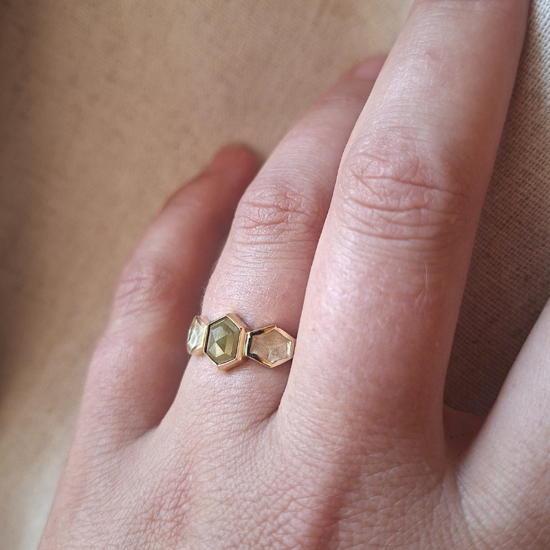 14 karaat geelgouden honingraten solitaire ring met als middensteen hexagoon roosgeslepen honingkleurige diamant foto op model