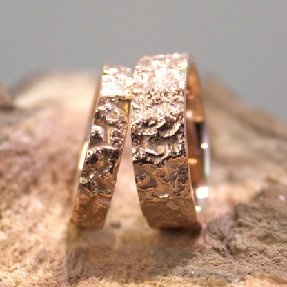 Robuuste rots textuur trouwringen van mooie zware handgemaakte kwaliteit, duurzaam design door Goudsmederij Goedbloed