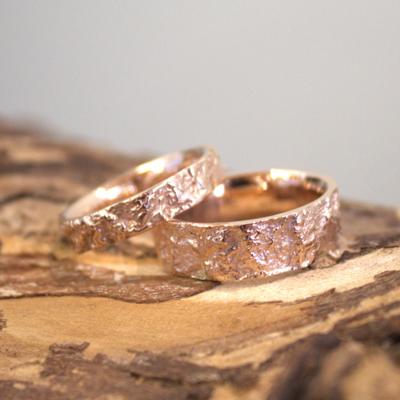 Robuuste rots textuur trouwringen van mooie zware handgemaakte kwaliteit, duurzaam design door Goudsmederij Goedbloed