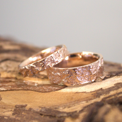 Robuuste rots textuur trouwringen van mooie zware handgemaakte kwaliteit, duurzaam design door Goudsmederij Goedbloed