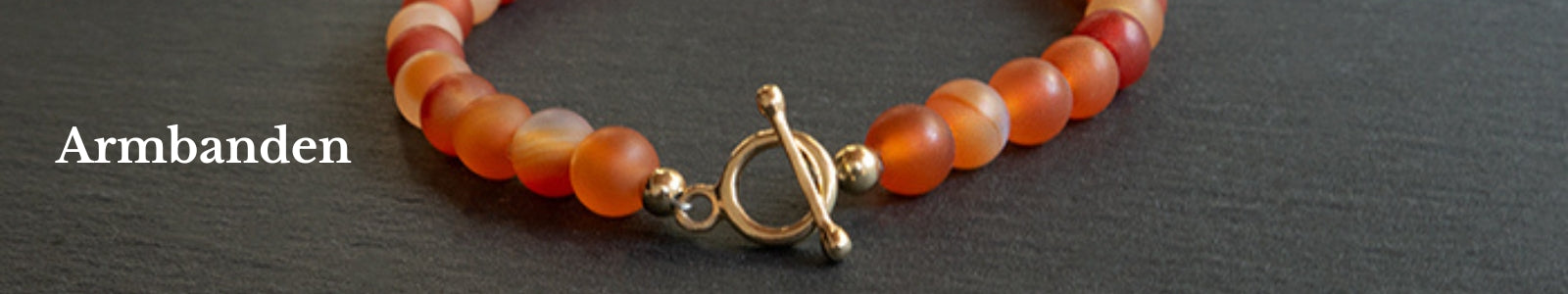 Handgemaakte armbanden met hoogkwalitatieve edelmetalen, edelstenen en parels met een natuurlijke twist. 