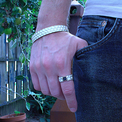 925 Zilveren unisex Honey ring met vierkante facetgeslepen London Blue Topaas. Een ring met de geometrische schoonheid van honingraat. Handgemaakt door Goudsmederij Goedbloed. foto op model (man)
